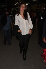 Kareena Kapoor snapped at the Mumbai Airport on 14th June 2012 (8).JPG